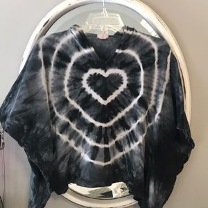 Black & white hooded heart tie dye top.